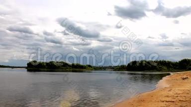 夏日的风景伴随着奥卡河，俄罗斯如画的云堤在夏日