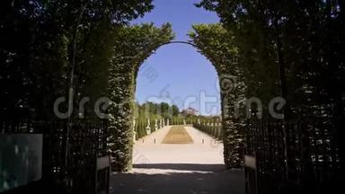 从凡尔赛花园的入口追踪到雕像
