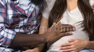 未来的父亲温柔地抚摸怀孕女友的肚子，计划生育
