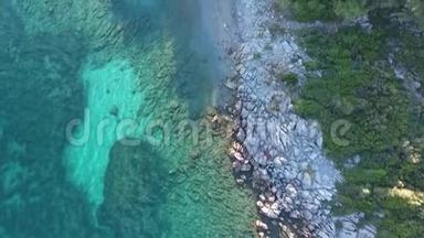 海滩上的绿松石海水和石头。 无人机镜头，俯视图