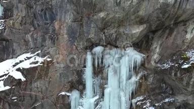 峡谷中陡峭的<strong>石壁</strong>上的冰冻瀑布