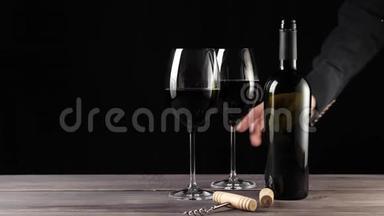 豪华红酒。 两个酒杯，开瓶器，软木塞和一瓶红酒，由美味的红葡萄制成