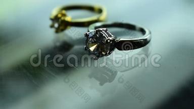 钻石戒指是一种豪华而昂贵的放在地上的结婚戒指