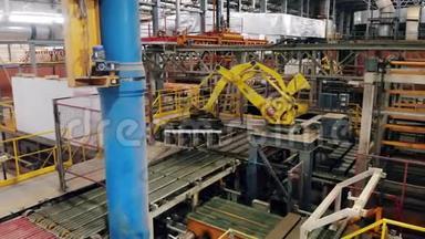 移动<strong>机械</strong>臂将<strong>产品</strong>放置在工厂生产线上。