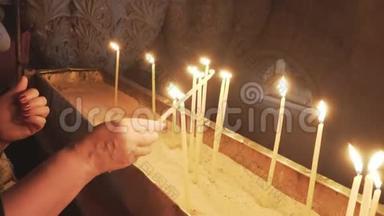 圣墓教堂里点燃的蜡烛