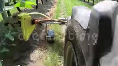 用<strong>重型机械</strong>进行园艺，从拖拉机的车轮上看，施肥