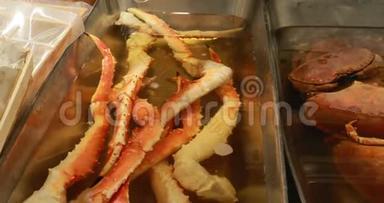 生的美味的新鲜海鲜<strong>螃蟹</strong>，<strong>龙虾</strong>在市场商店的冰上
