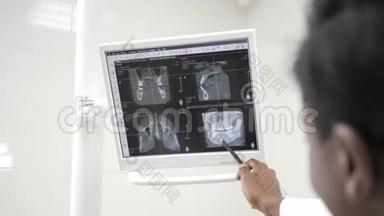 年轻的非裔美国男医生牙医体贴地看着显示器x光。 医学、卫生、<strong>口腔</strong>科
