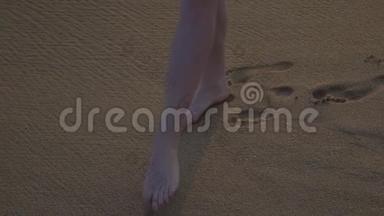 海滩上的女孩用<strong>脚踩</strong>在沙滩上吸引了一颗心