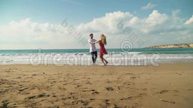 年轻的<strong>男</strong>人和女人在海滩上互相牵着手。 可爱的恋人一起快乐。 <strong>夏季</strong>休闲
