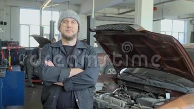 汽车修理店里摆着两条手臂交叉站立的机械师画像