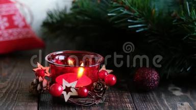 点燃圣诞蜡烛和装饰品的特写