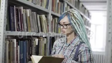 女时髦的大学生在书架上找书