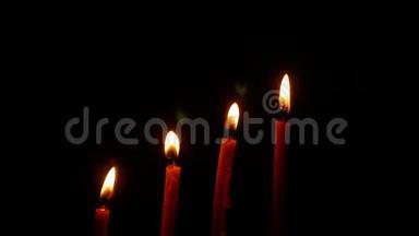 烛光在晚上点燃。 在黑色背景上燃烧蜡烛。 抽象背景的概念