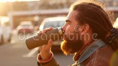一个男人正在街上<strong>喝热水</strong>瓶里的茶。 秋，环境消费的概念.. 家庭咖啡
