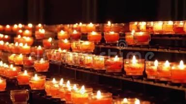 在大教堂烧蜡烛。 在天主教会点燃纪念蜡烛。 萨尔茨堡。 奥地利。