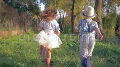 快乐的童年时光，<strong>回头</strong>看小男孩和小女孩一起在农村奔跑