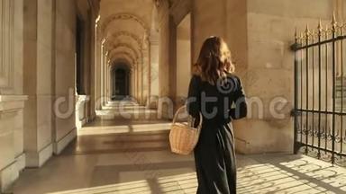 巴黎，法国，2019年4月。 穿着黑色衣服的女人在卢浮宫博物馆散步的慢动作