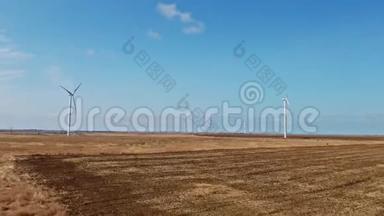 风轮景观鸟瞰图.. 风电场生态场在美丽的晴天秋日。 可再生清洁能源