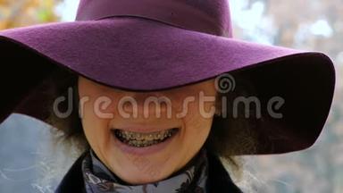 戴着帽子、戴着牙套、<strong>牙齿矫正</strong>、<strong>牙齿</strong>弯曲的女孩的肖像
