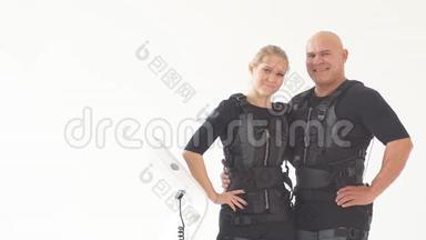 年轻的幸福夫妇享受EMS套装的培训