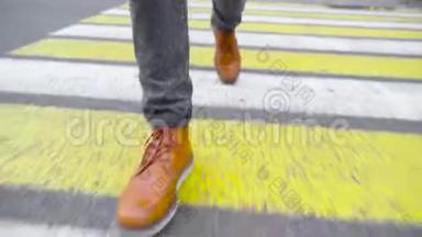 一个穿皮鞋的人在行人过路处过马路。