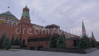列宁陵墓，克里姆林宫的城墙和塔楼，对多云的天空。 莫斯科，红场