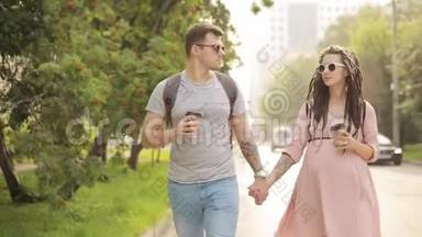 幸福的夫妻男人和孕妇<strong>牵手</strong>在城市里<strong>散步</strong>。