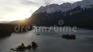德国Eibsee湖日<strong>出场</strong>景的4k空中视频，Zugspitze山构成构图