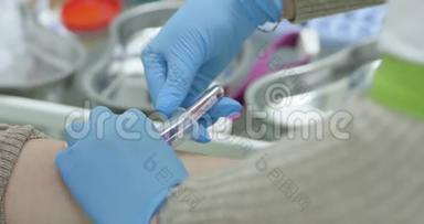 接种疫苗的特写镜头，护士静脉给病人注射药物。 医生注射或抽<strong>签</strong>