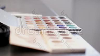 在美容工作室用彩色阴影裁剪调色板的视图