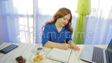 在一张桌子旁的咖啡馆里，一个棕色头发的贵妇人在日记中写道。