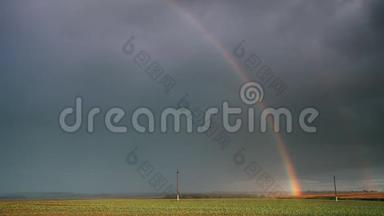 雨中的天空，彩虹在地平线上的乡村景观场。 农业及<strong>天气预报</strong>概念