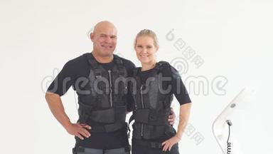 年轻的幸福夫妇享受EMS套装的培训