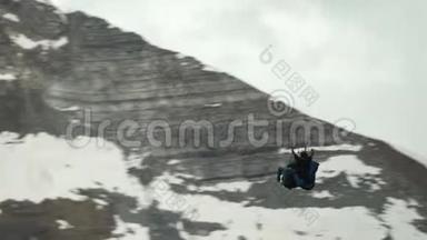 在雪山上空飞行的滑翔伞摄像机