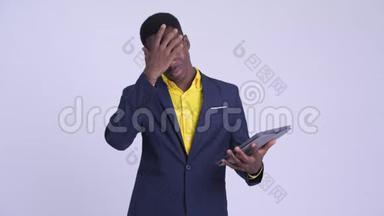 年轻时强调，非洲商人使用数码平板电脑，并得到了坏消息
