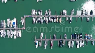 游艇和<strong>帆船</strong>停泊在码头交通和旅行背景概念的鸟瞰<strong>视频</strong>