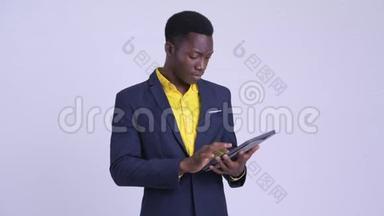 年轻快乐的非洲商人用数码平板电脑获取<strong>好</strong>消息