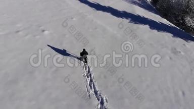 一个孤独的<strong>游客</strong>走过山林中的雪。 冬天白雪皑皑的<strong>森林</strong>里的旅行者带着一只鸟`眼睛