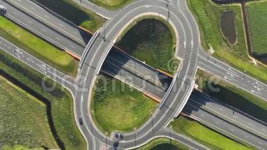 从高速公路上的环形交叉路口顶部可以看到空中景色。 荷兰高速公路交汇处的汽车