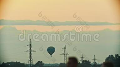 一个蓝黄相间的气球飞过田野-通讯塔，天线塔-晚上