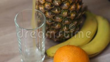 女孩在一杯中倒入多果汁，然后是菠萝、香蕉和橘子。