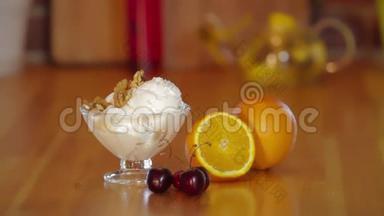 <strong>夏日</strong>甜点。 玻璃碗里的<strong>冰</strong>淇淋和核桃。 橘子和樱桃放在木桌上。 <strong>冰</strong>淇淋的制作