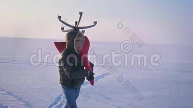 多莉在雪地背景上，穿着暖和的外套，戴着兜帽的男人的侧脸上高兴地射了<strong>一把</strong>红色的<strong>椅子</strong>