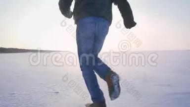在雪地上热情地绕着运动员的镜头快速奔跑。