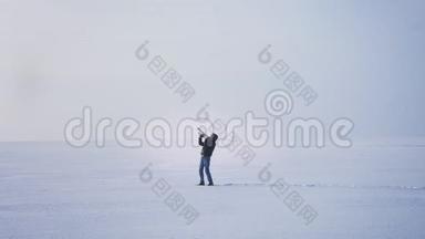 一个白种人<strong>音乐</strong>家吹<strong>喇叭</strong>，把它在冰冻的湖底上下。
