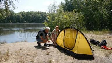 父女营员搭帐篷.. 快乐旅行理念，绿色旅游，徒步旅行..