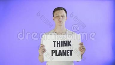 年轻的激进分子，在紫罗兰背景下写着《星球大战》海报