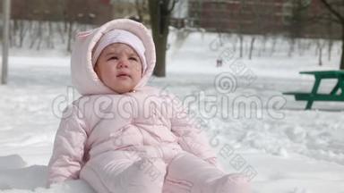 4K婴儿<strong>女孩</strong>第一次经历雪。