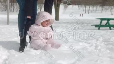 4K婴儿<strong>女孩</strong>第一次经历雪。